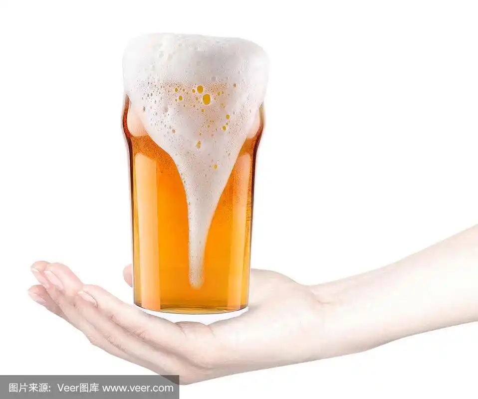 女人手里拿着一杯冰镇啤酒