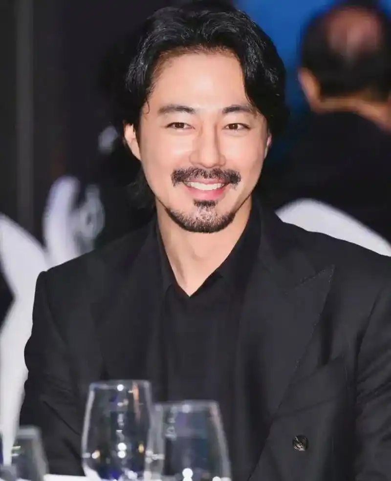 42岁的韩国男星赵寅成近日因一组活动照片引发了网友热议.