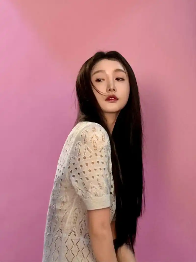 姜贞羽一袭白色连衣裙,清新优雅迷人尽显.#明星穿搭# #姜贞羽