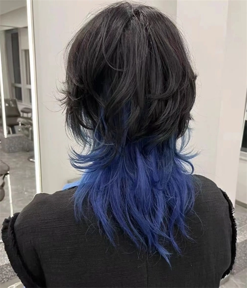 米灰色 酒红色的双色染发,头发上渲染两种发色,想不洋气都难.