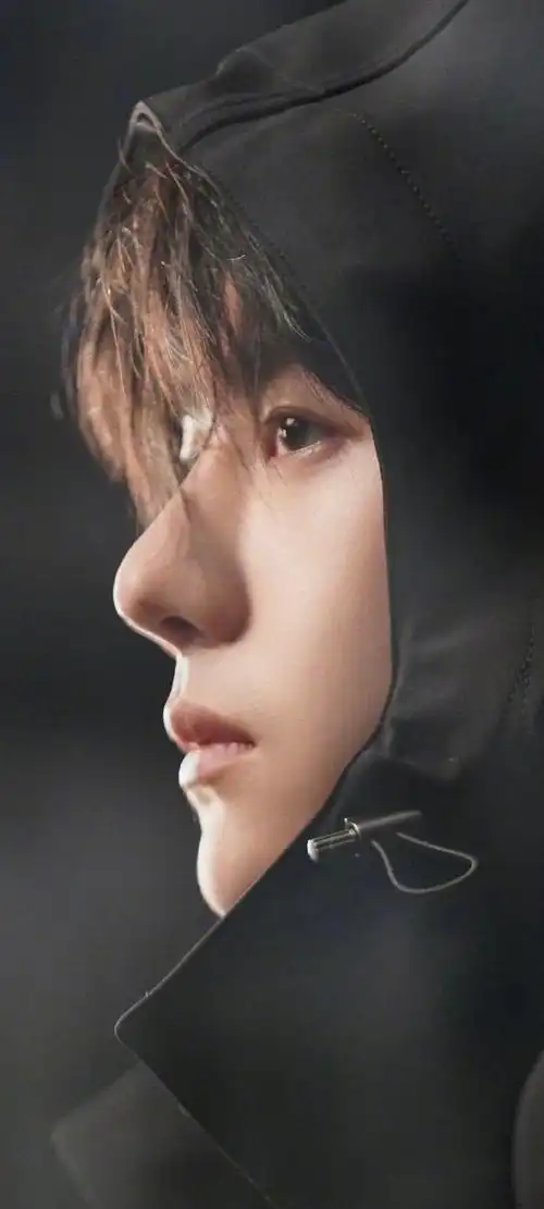 王一博白色无袖#王一博新杂志18宫格全屏壁纸,被博哥狠狠拿捏了,自取