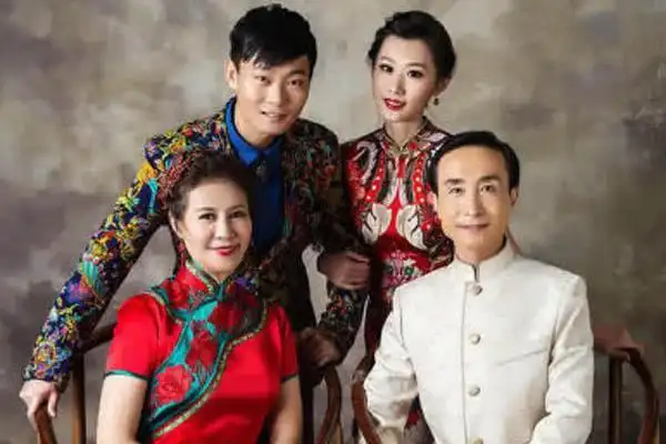 最近网上爆出巩汉林的全家福,标准的父母拍照姿势,不过却被儿媳的高