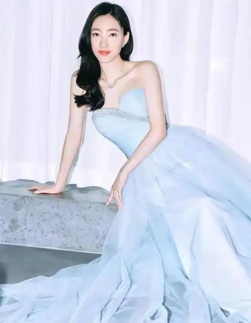 王丽坤品质盛典造型身穿淡蓝色礼服整体来说气质高冷