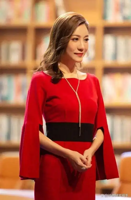 广东台美女主持颜值与才华并存主持风格全面网友宝藏女孩