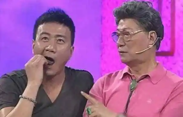 父亲是歌唱家,母亲是老戏骨,结婚25年零绯闻,儿子是他的骄傲_胡军