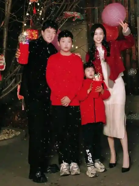 黄圣依杨子一家四口同框##黄圣依杨子一家四口豪宅过节