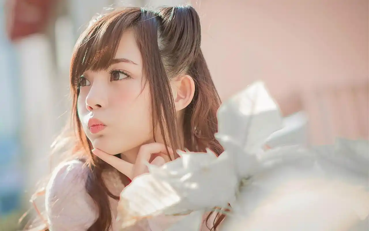 可爱甜美的软妹纸户外写真桌面壁纸高清大图预览1920x1080_美女壁纸