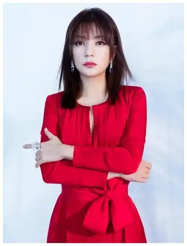 赵薇身材保养得好穿红色长裙肩窄腰细曲线窈窕优雅真迷人