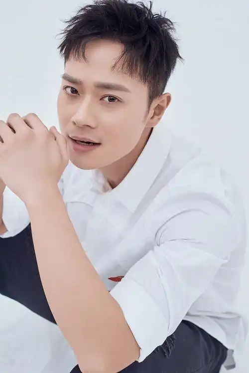 曹骏文艺时尚生日大片曝光 展现清新俊朗轻熟男风貌