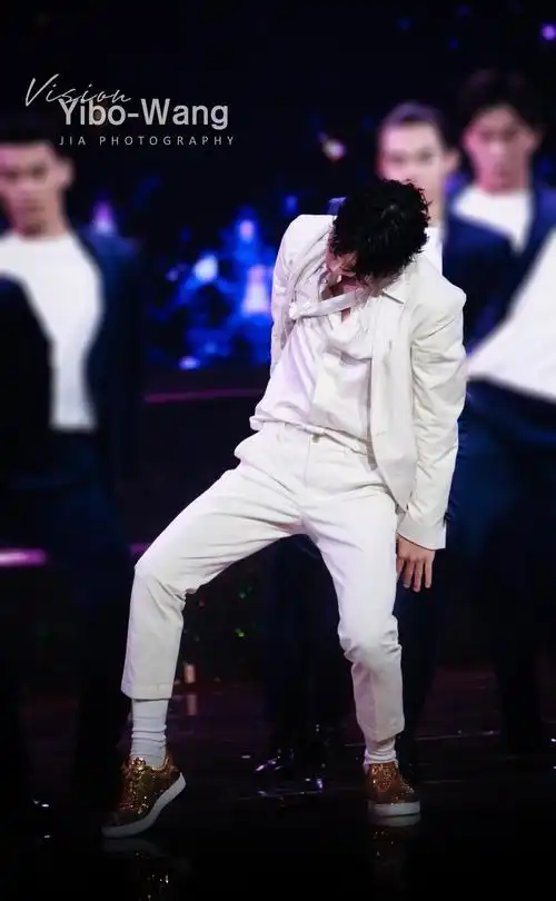 散落的华服 cr:logo