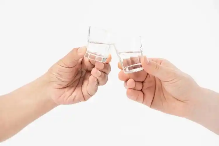 结婚为什么要喝交杯酒?结婚用酒就选帝龙泉-泸州市帝龙酒庄有限公司