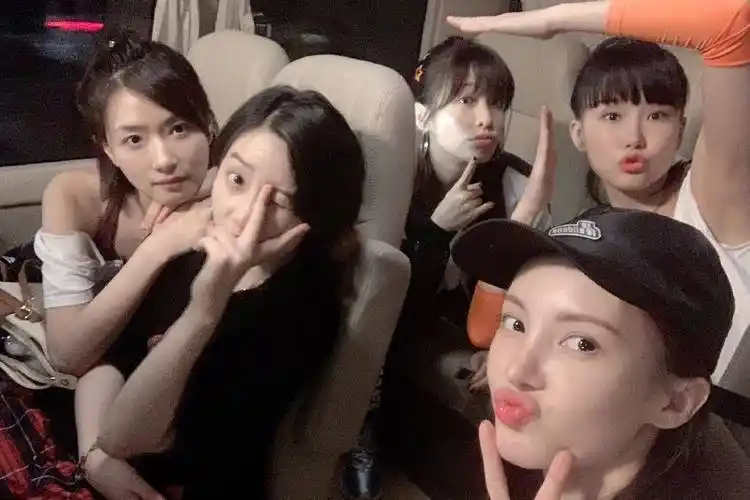 万茜与李斯丹妮合照时,总是挂在她身上,这是故意组cp卖腐?