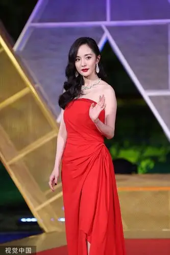 杨幂亮相32届金鸡奖红毯 抹胸红裙妩媚性感-搜狐大视野-搜狐新闻