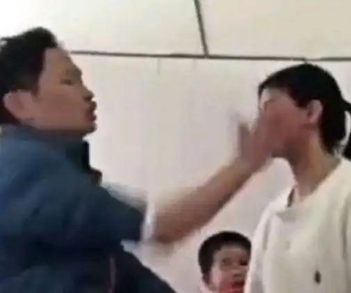 广东男子狂扇妻子23个耳光期间吐了两次血儿子也在现场