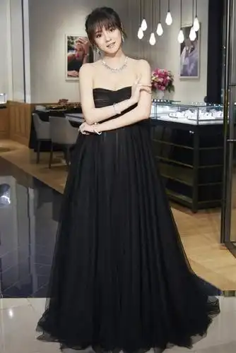 安以轩孕期写真身穿薄纱礼裙女人味爆棚挺着大肚子照样美美哒