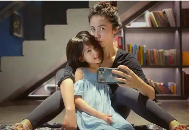 黄少艾7岁庆生照曝光,扎两个小辫子穿白裙,五官