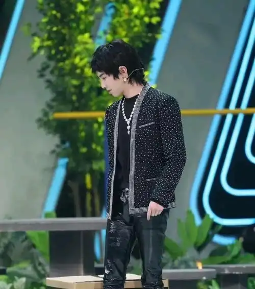 华晨宇在节目暴露身高网友调侃这才是真实的难道之前说谎了