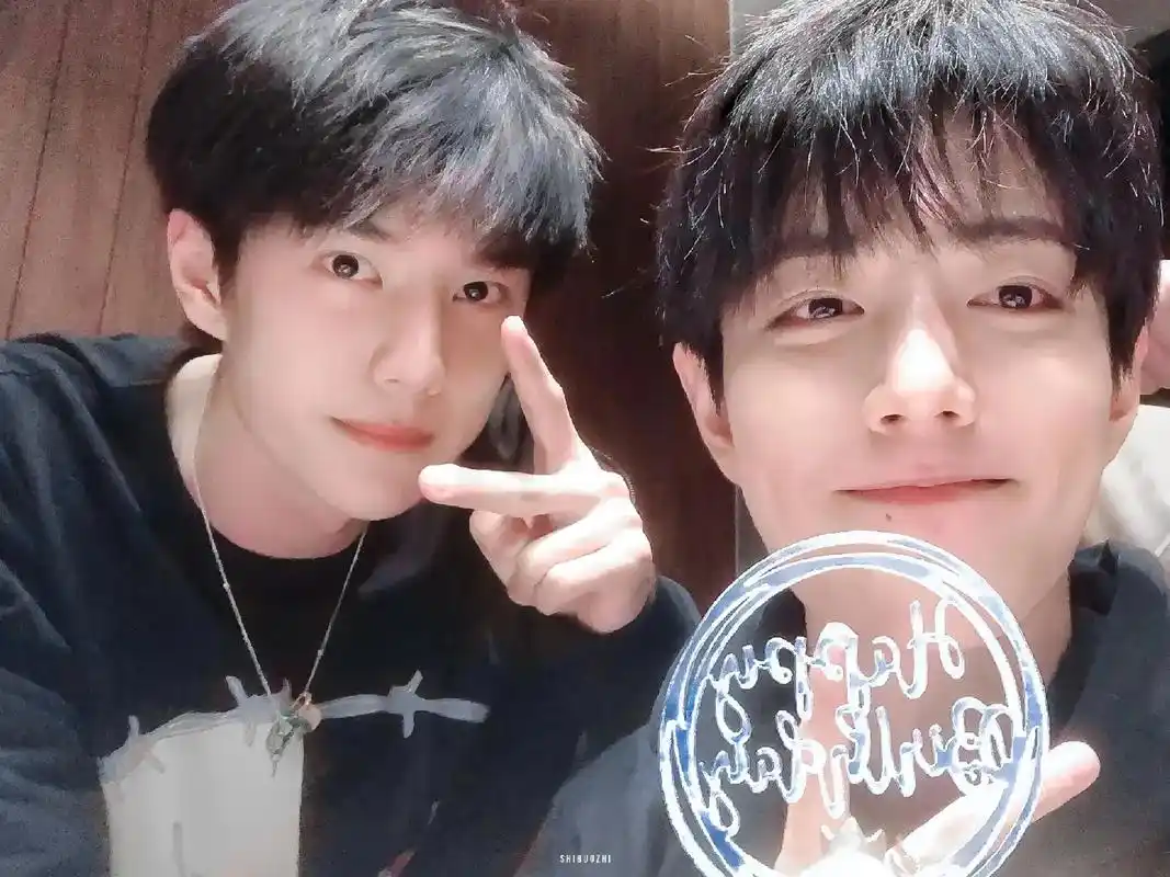 爱是在肖战生日的时候王一博骑着摩托车跨了大半个城 - 抖音