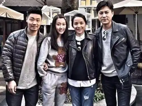 靳东全家照, 没想他也是富二代, 娶了国际影后, 儿子帅气很像他!