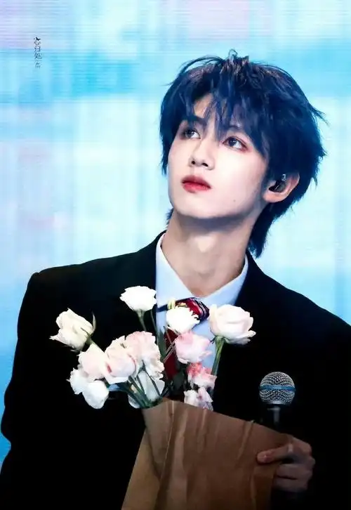 内娱明星神仙发色#盘点朱志鑫的绝美神仙发色99每一种都是长在心巴