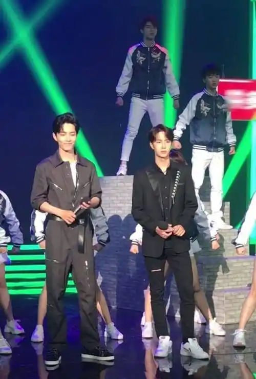 肖战王一博天天向上同框,两个大长腿无修图颜值高让人路转粉_剧中