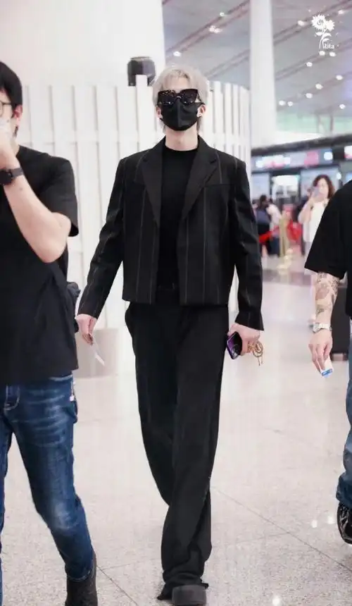刘宇宁银发allblack造型##刘宇宁湾区升明月晚会机场出发图