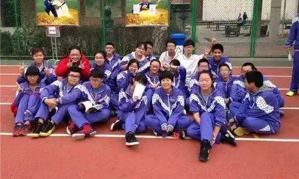 北京这几所中学的校服回忆,是不是也有您的影子!