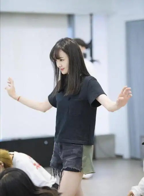 郑爽罕见秀身材灰色紧身上衣配黑裙穿出凹凸感越来越有魅力