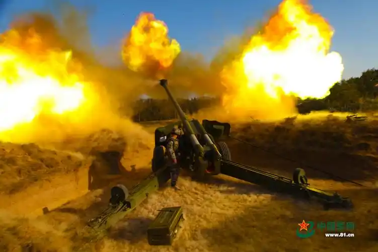 南京军区炮兵实弹演习重型火炮猛烈开火