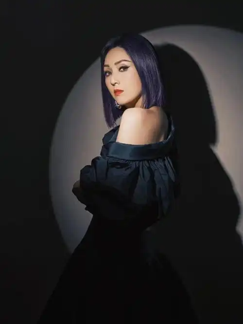 太喜欢听@杨千嬅 的舞台了!_高清图集_新浪网