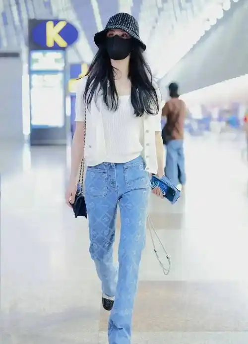 刘诗诗赴巴黎时装周,白色t恤搭配牛仔裤,清爽又时尚_造型_气质_整体