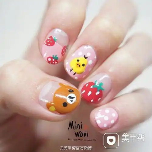 方圆形手绘粉红夏日比较可爱的风格美甲图片