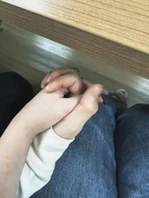 女友已和王星见面晒牵手图爱能战胜一切