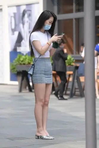 街拍丨气质女生的牛仔短裙穿搭