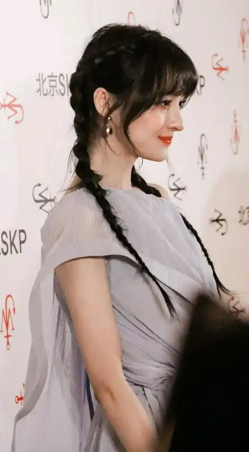 郑爽鼻子有多高粉丝拍的侧脸线条可以滑滑梯网友匹诺曹