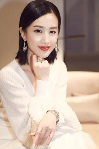 黄圣依穿深v露背性感白裙 端庄大方魅力尽显