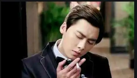 原创李易峰当众抽烟吞云吐雾宛如老烟枪网友乖宝宝的人设毁了