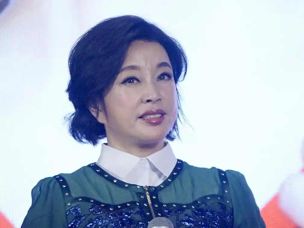 刘晓庆皱纹明显笑容"凝固"