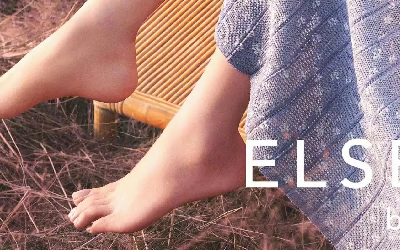 唐艺昕光脚丫[色][色] #唐艺昕