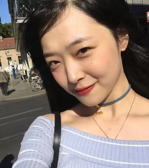 崔雪莉晒素颜度假照,皮肤白到发亮,长腿显眼,网友:性感又清纯