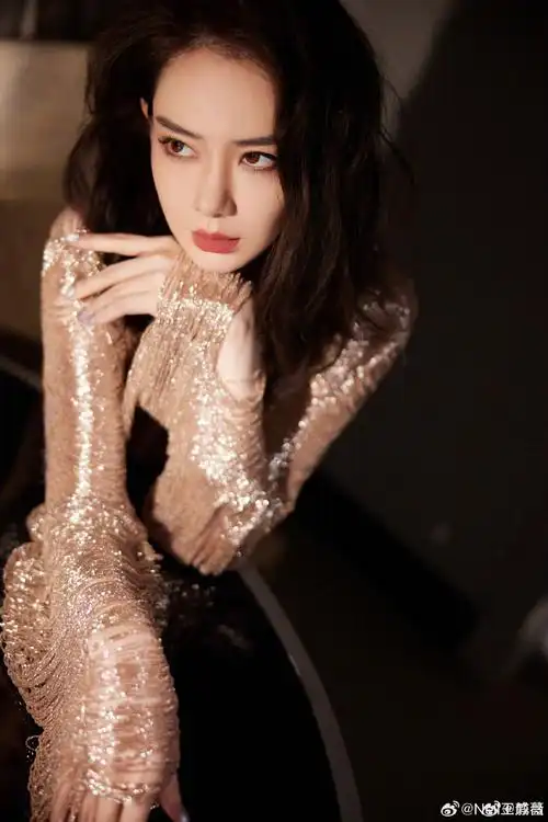 看到这次戚薇去#米兰时装周#穿同一套服装有做了两个不同发型的造型