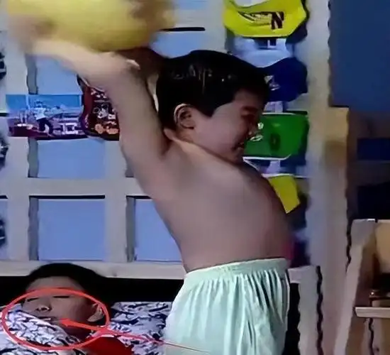 家有儿女中的穿帮镜头连三岁小孩都骗不过简直不忍直视