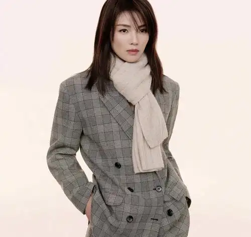 林峯刘涛合作新剧,珠海拍戏引关注,两人职业装精致有范儿