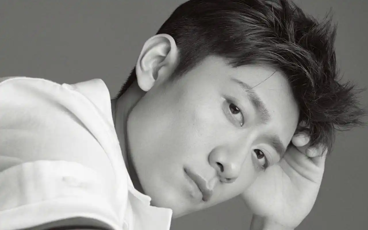 张一山时尚杂志黑白大片桌面壁纸,长大了的流行,演绎越来越成熟气质