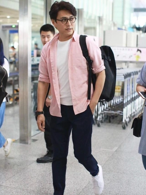 在全身色彩的搭配上要遵循此消彼长的原则,比如靳东这身搭配在上半身