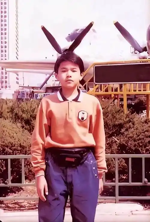 周杰伦演唱会门票一张12万,从呆滞少年到音乐巨星,母亲功不可没