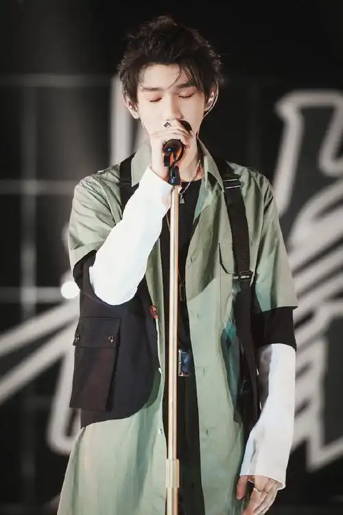 王源的北斗第七星#王源麦克风  王源绿洲更新晒专属麦克风92!