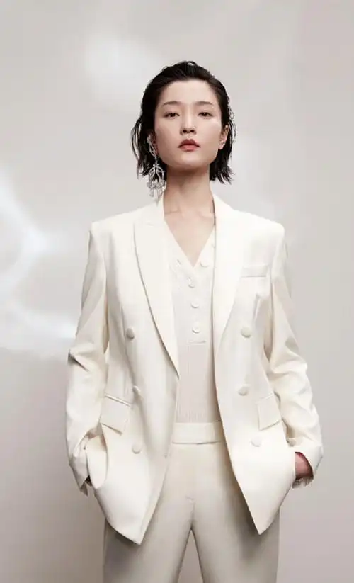 miacelebrities杜鹃杜鹃昨天参加电影如影随心发布会一袭白色西装的她