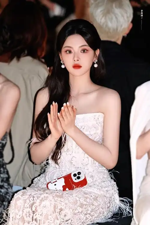 杨超越钉珠蕾丝裙##杨超越上海时装周