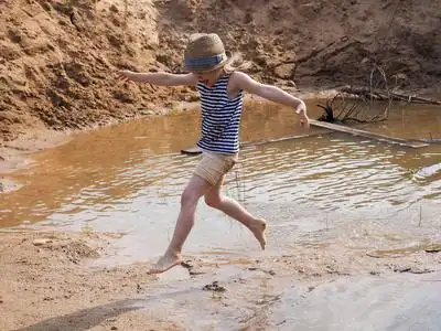 夏天热,孩子光着脚照片